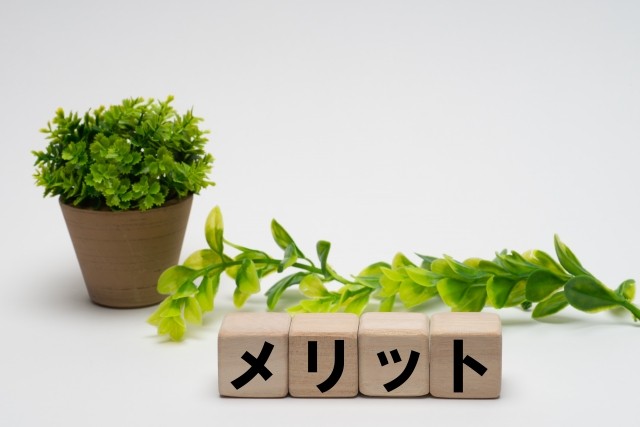 積み木とメリットの文字タイトル