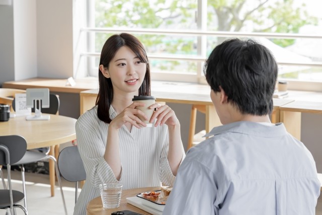 カフェでデートをするカップル