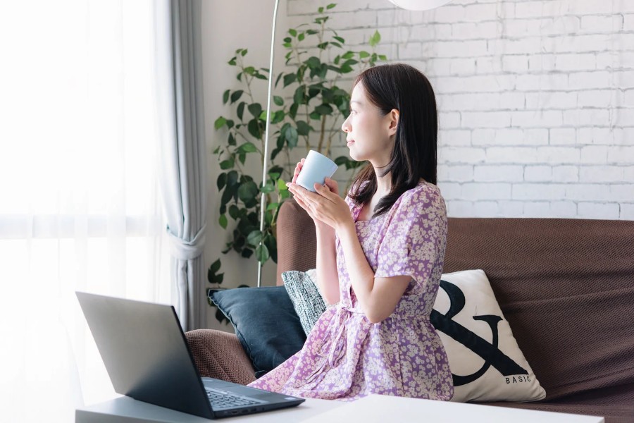コーヒーを飲む女性