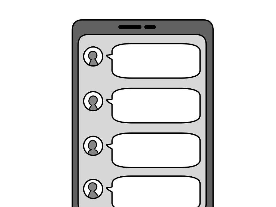 スマートフォンを見て考え込む女性