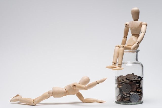 お金持ちと貧乏な人のイメージ