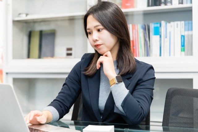 PCの前で考える女性のイメージ
