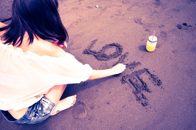 LOVE(ラブ)の文字を書く女性