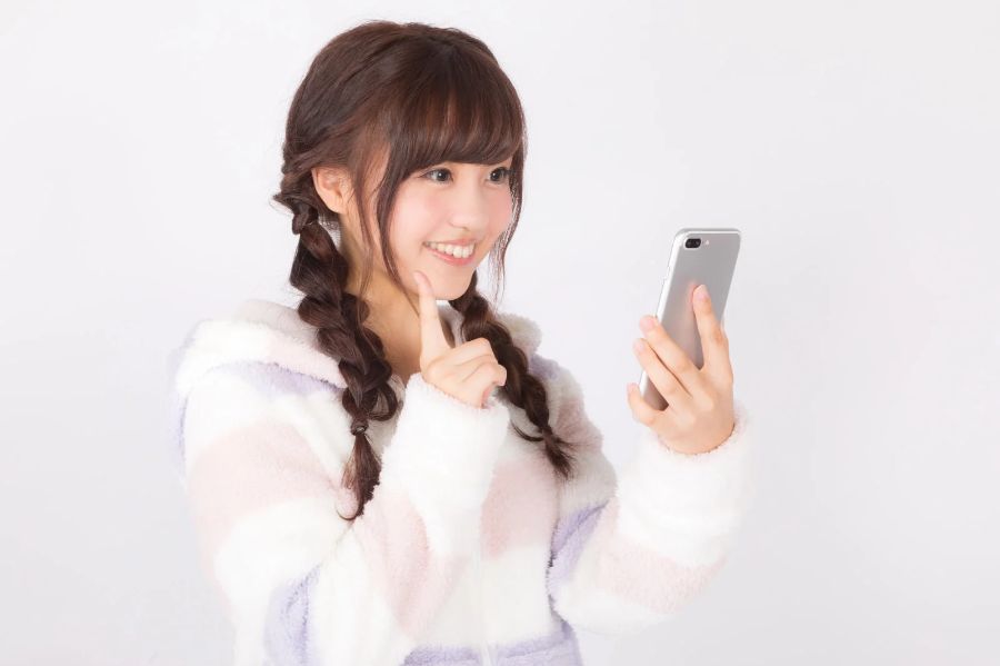 スマホを見る女性の画像
