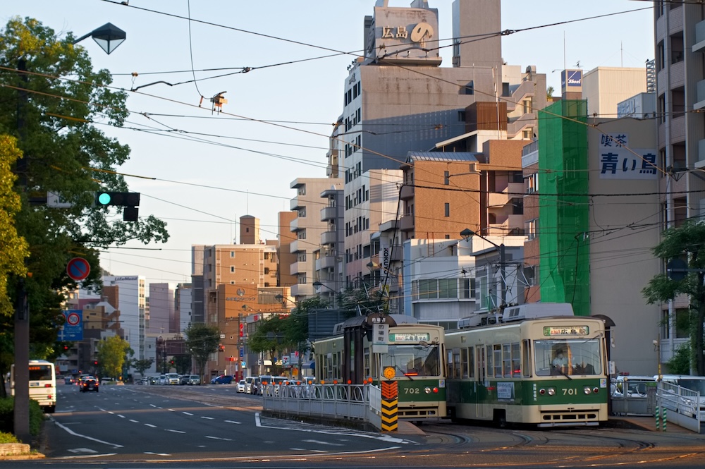 家に近い線路上を移動する電車。