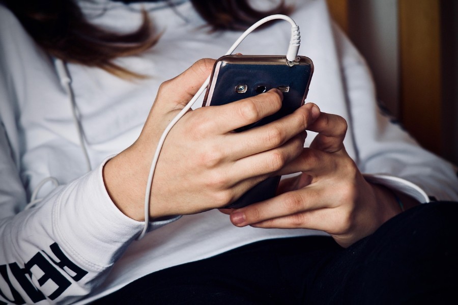 女性がスマートフォンを見ている様子