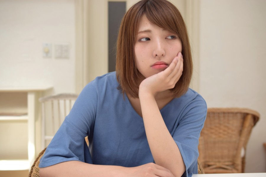 イライラしている女性のイメージ