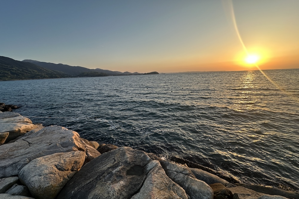 海の上に太陽が登っていく朝の日の出