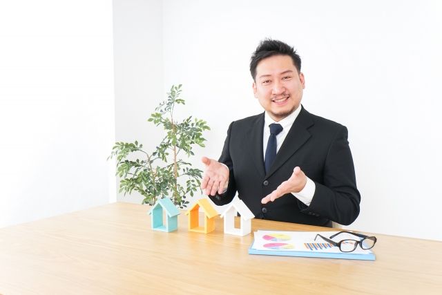 不動産会社のビジネスマン