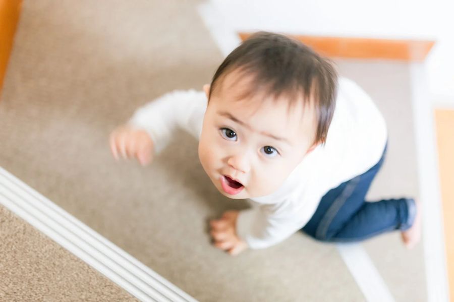 メゾネットの階段を上がる子ども