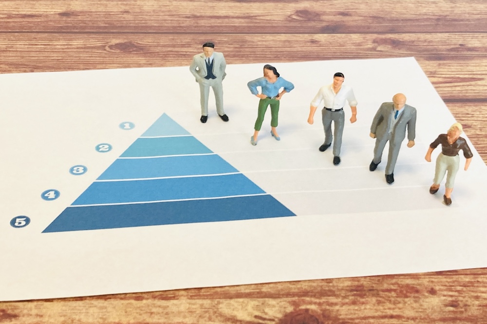ランキング付けのピラミッドと多様な人々のイラスト画像