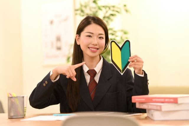 考える女子学生