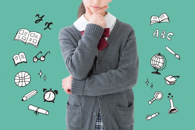 考える女子学生