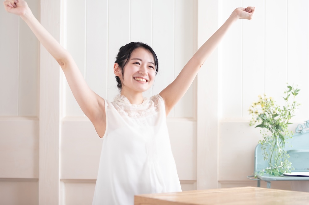 元気に伸びをする女性