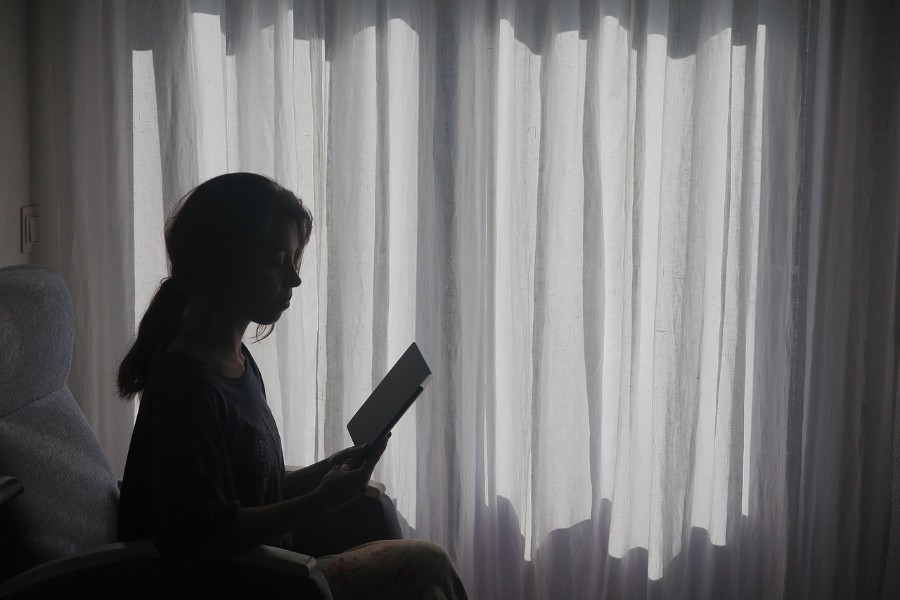 本を読む女性