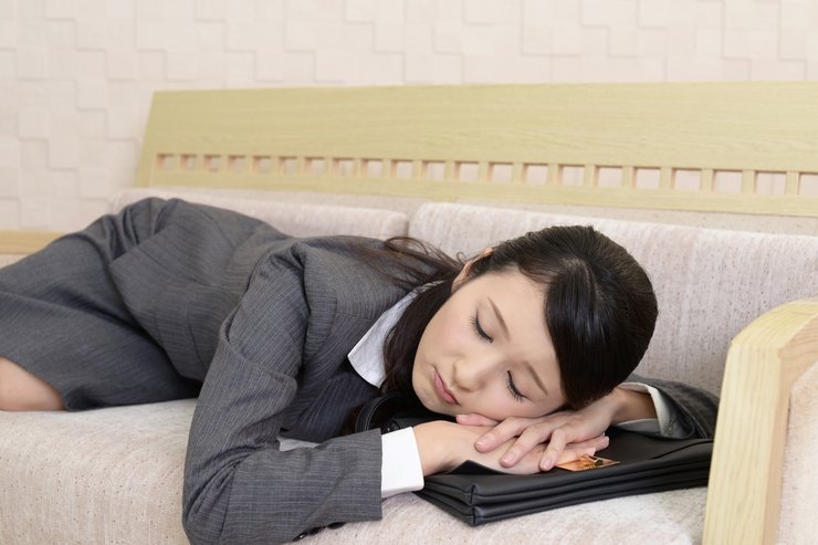 夜の日焼け止めを落とさずに寝る女性