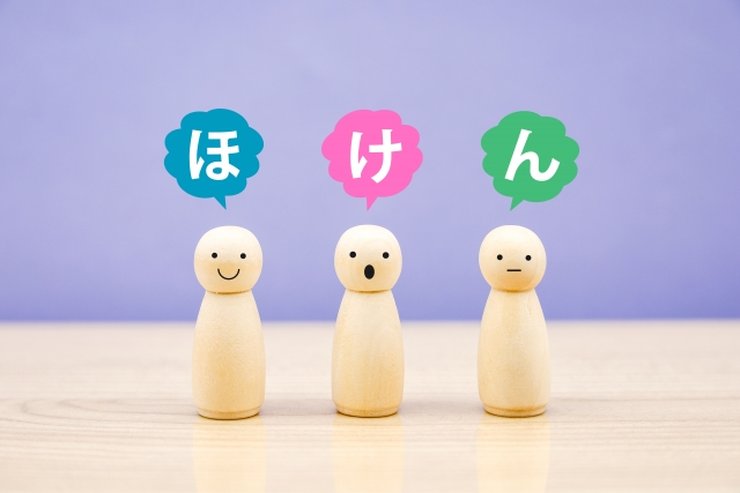 個人賠償責任保険の加入方法を検討する様子