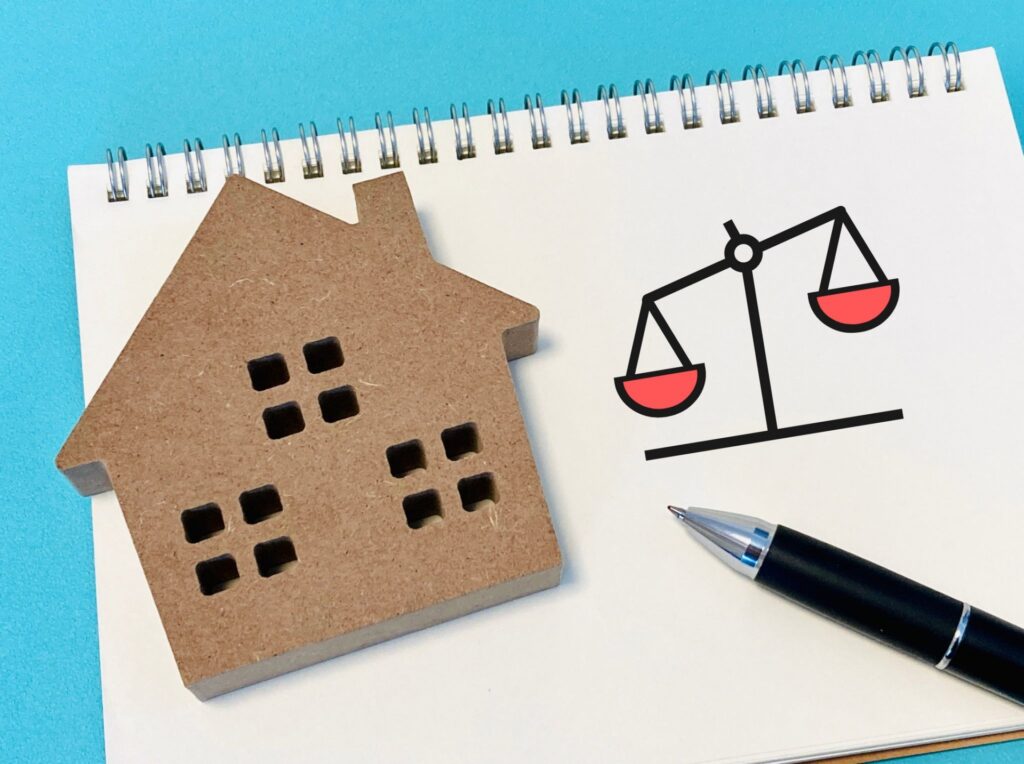 家と天秤のイラスト