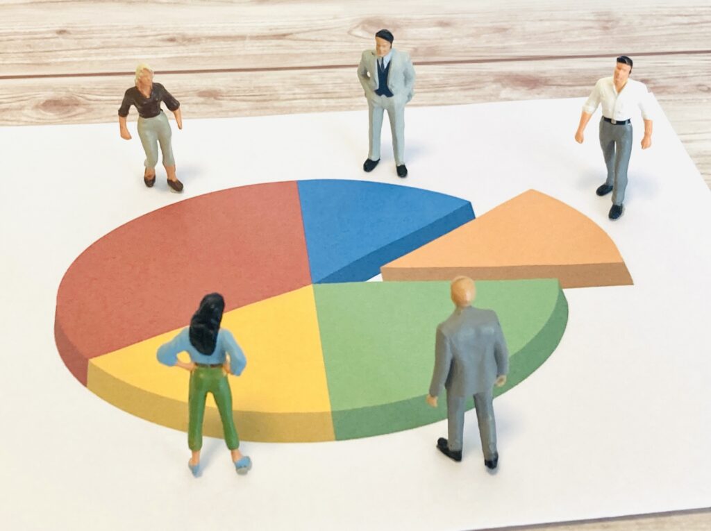 pie graph businessmen dolls