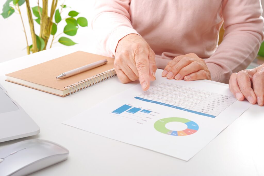 グラフを指す人の手