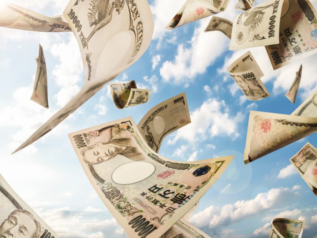 空を舞う一万円札