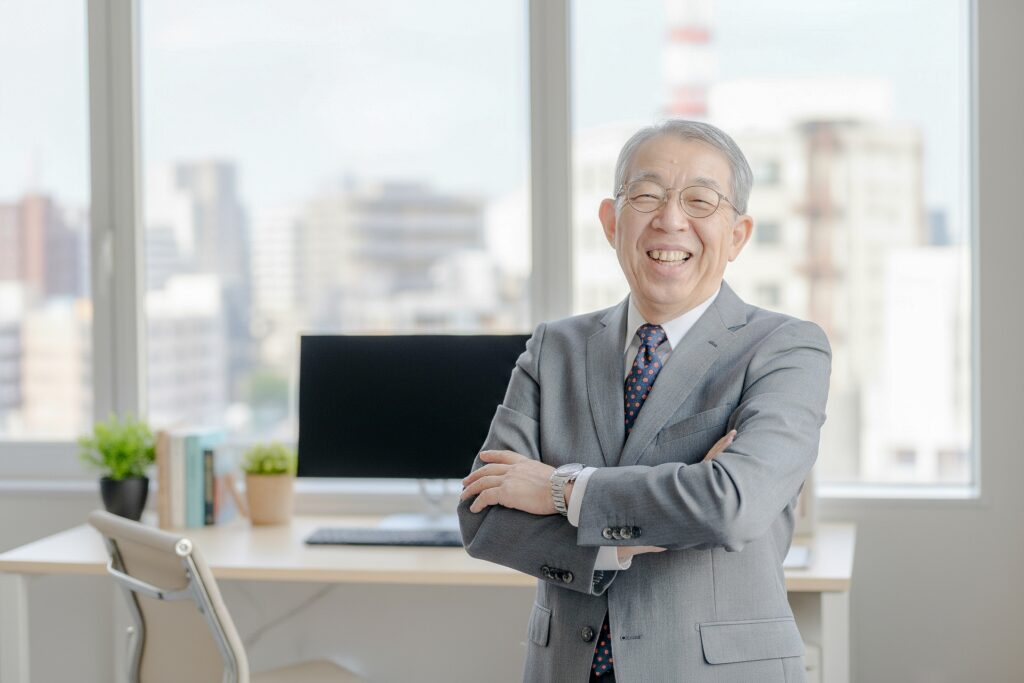 オフィスで腕を組む老人