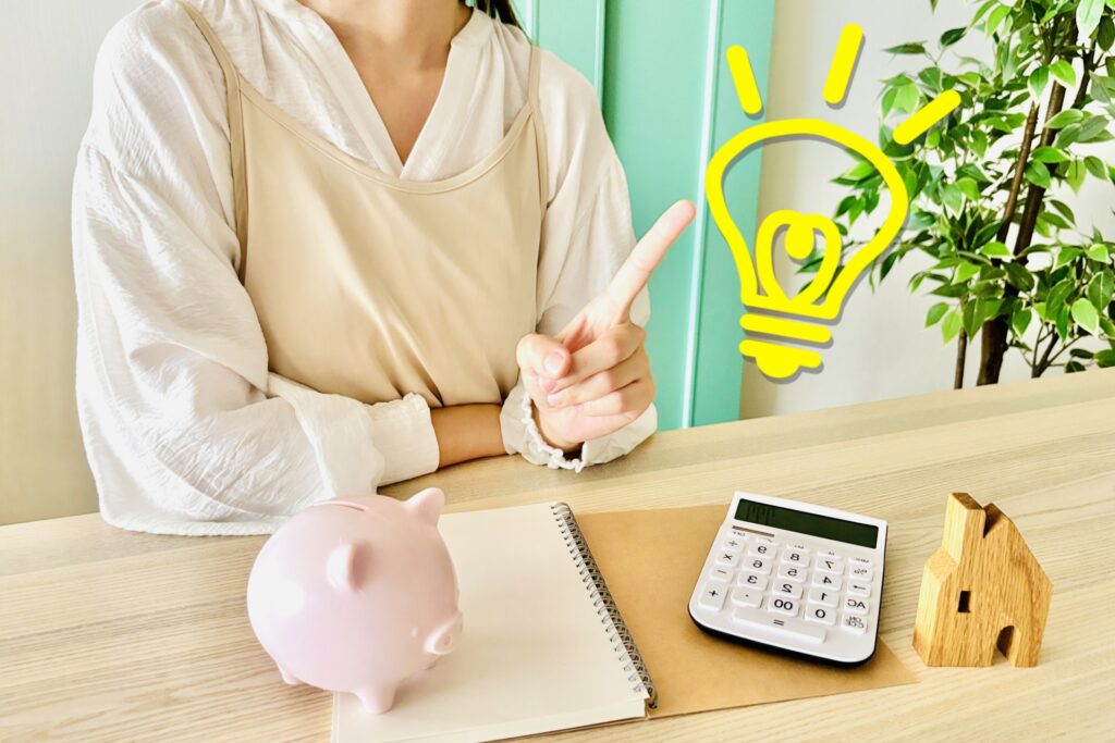 貯金箱とひらめく女性