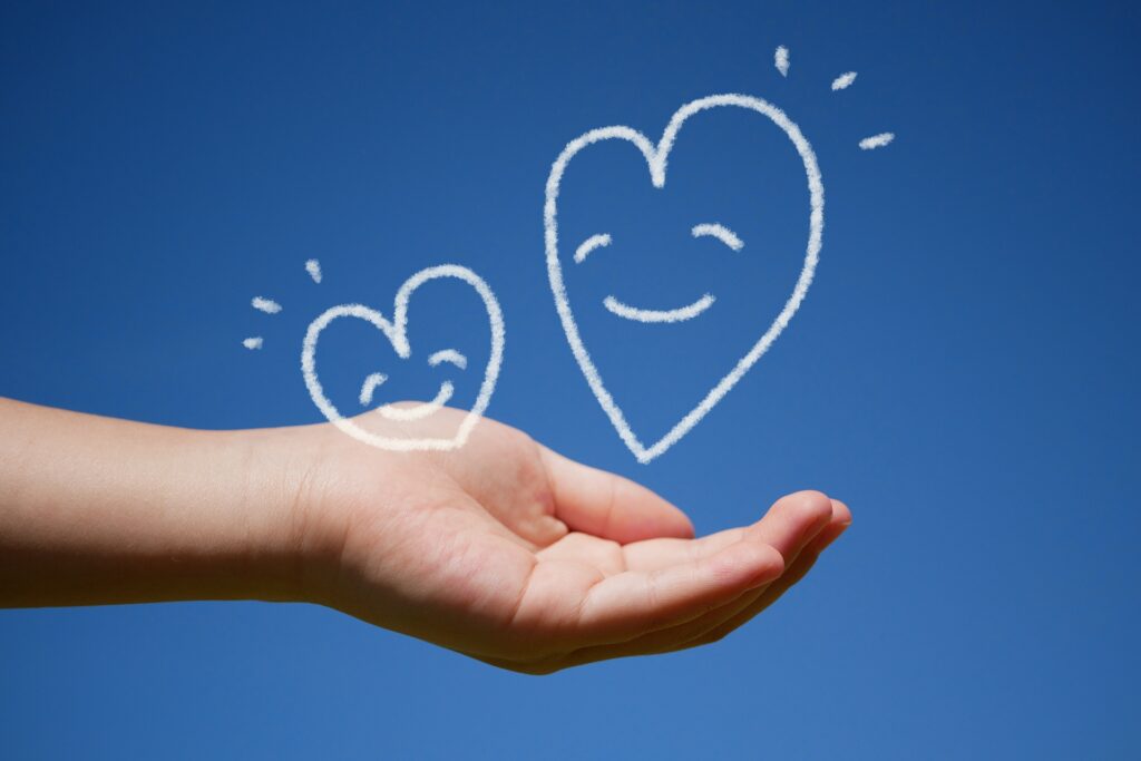 手の上に浮かぶハート