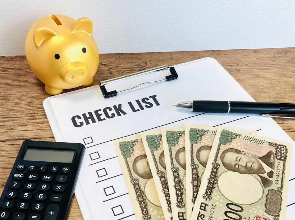 貯金箱と電卓、お札