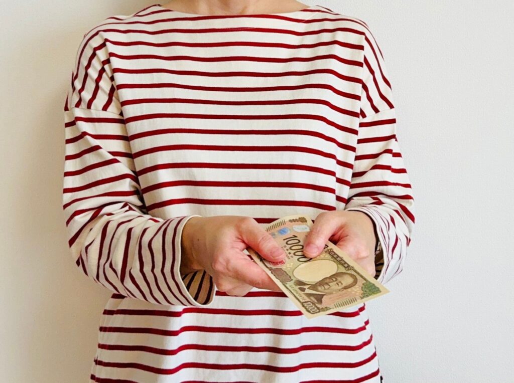 一万円を渡す女性