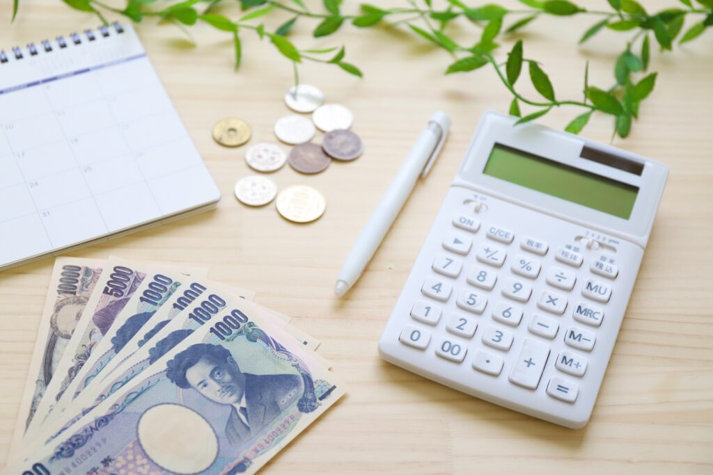 電卓とお札、小銭