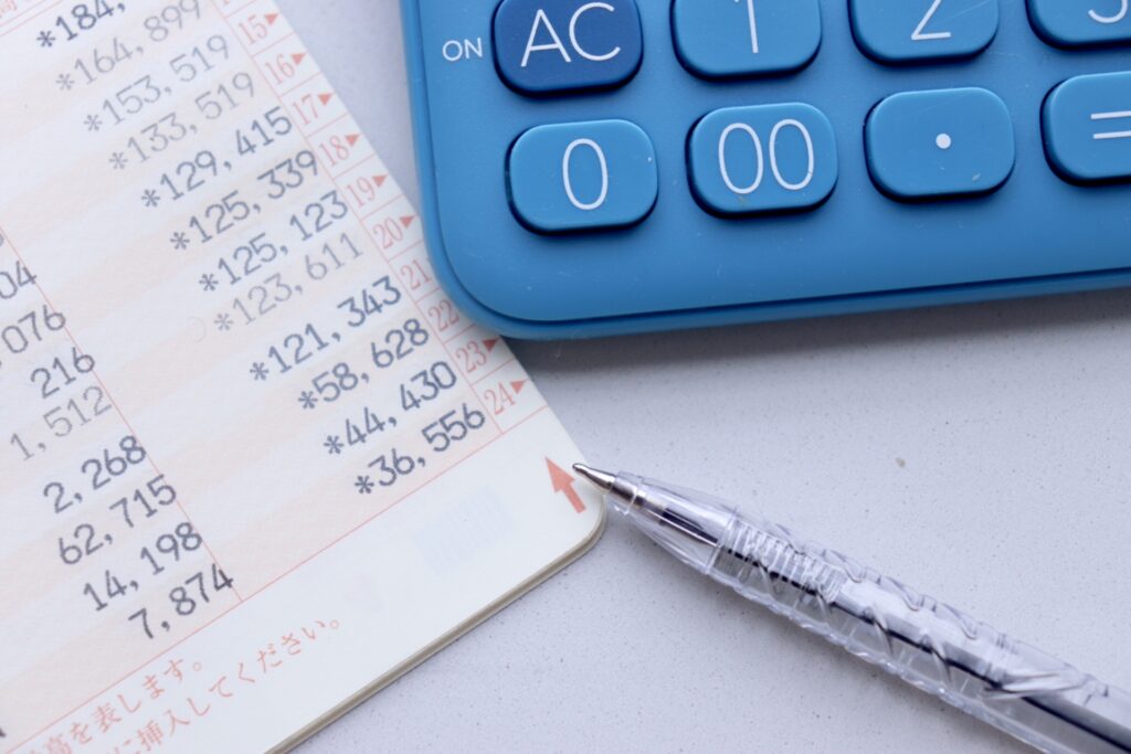 銀行の通帳と電卓
