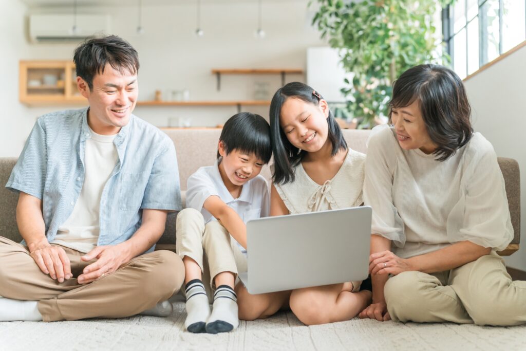 パソコンをみて喜ぶ家族