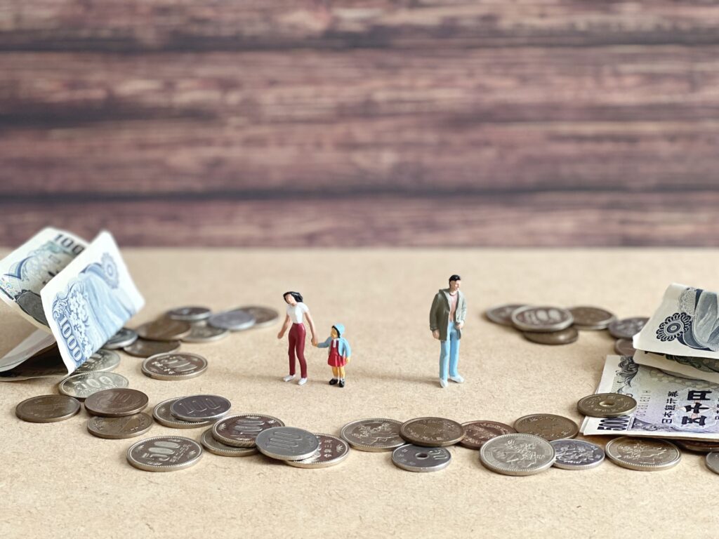 3人家族のミニチュアとお札、小銭