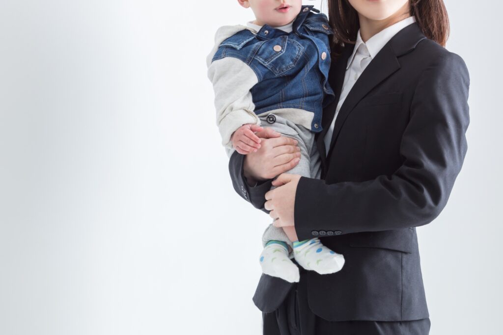子供を抱える女性